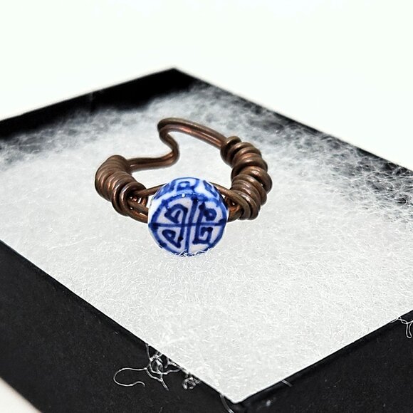 Vintage Wire Wrapped Ceramic Blue/White Ring Size 4 or 4.5 - Picture 2 of 8